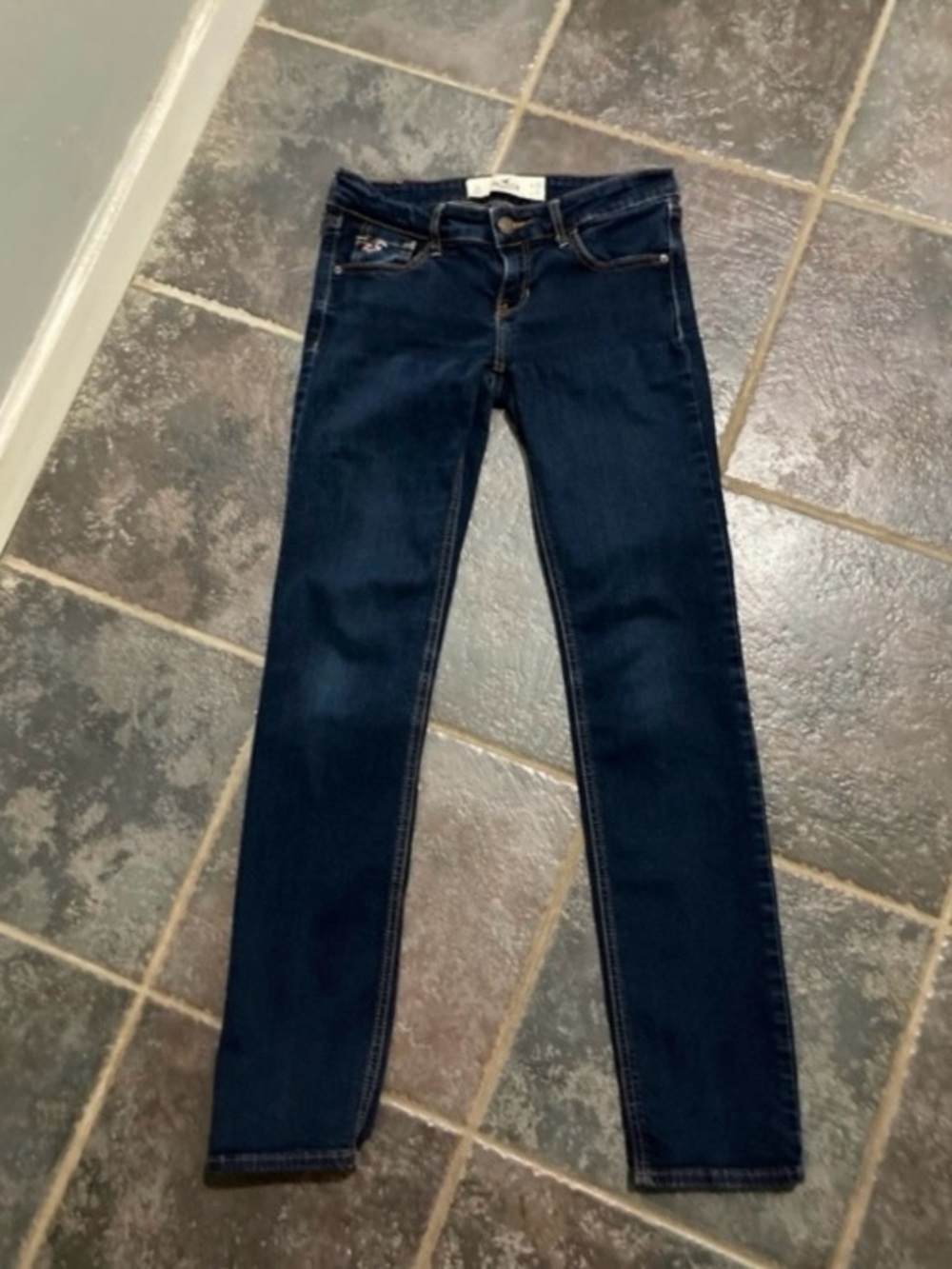 Hollister Dark Indigo Low Rise Straight Leg Jeans. Size w26 L 31.. size 3